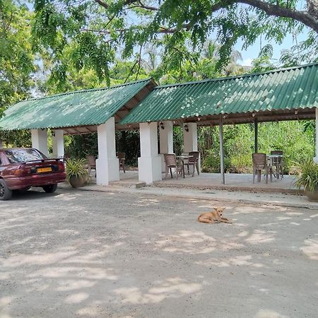 Riverside Hotel Katunayaka Exterior photo