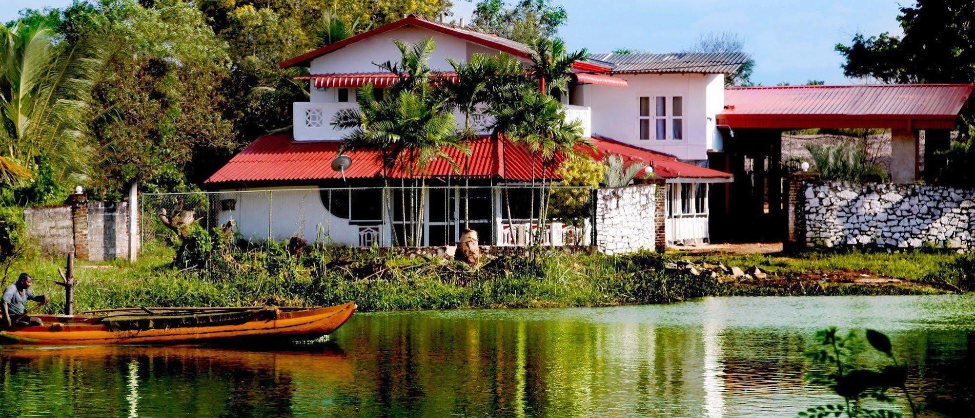 Riverside Hotel Katunayaka Exterior photo